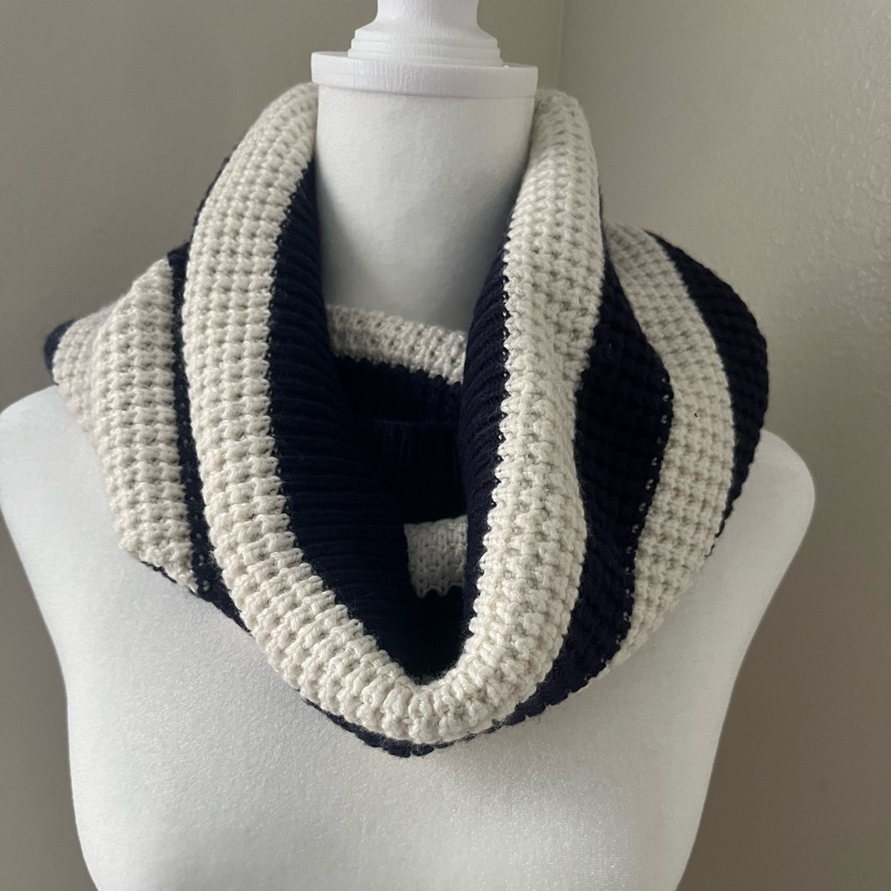 GAP-Infinity Scarf - Picture 1 of 3